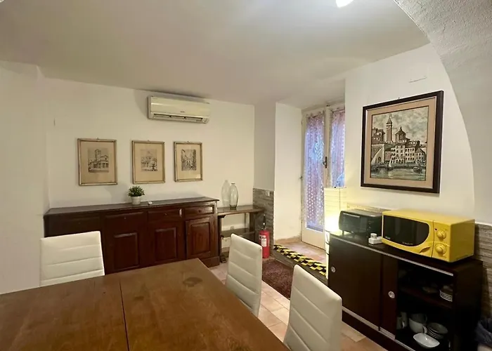Comfy In The Heart Of Nightlife Apartment